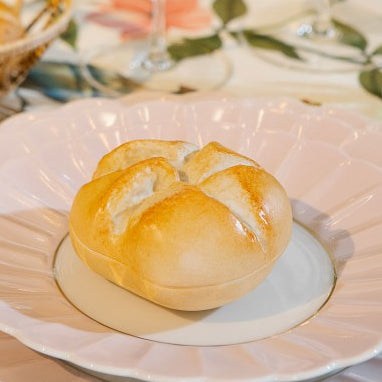 augarten-kaisersemmel-dose-wiener-porzellandose-in-semmel-form image 3
