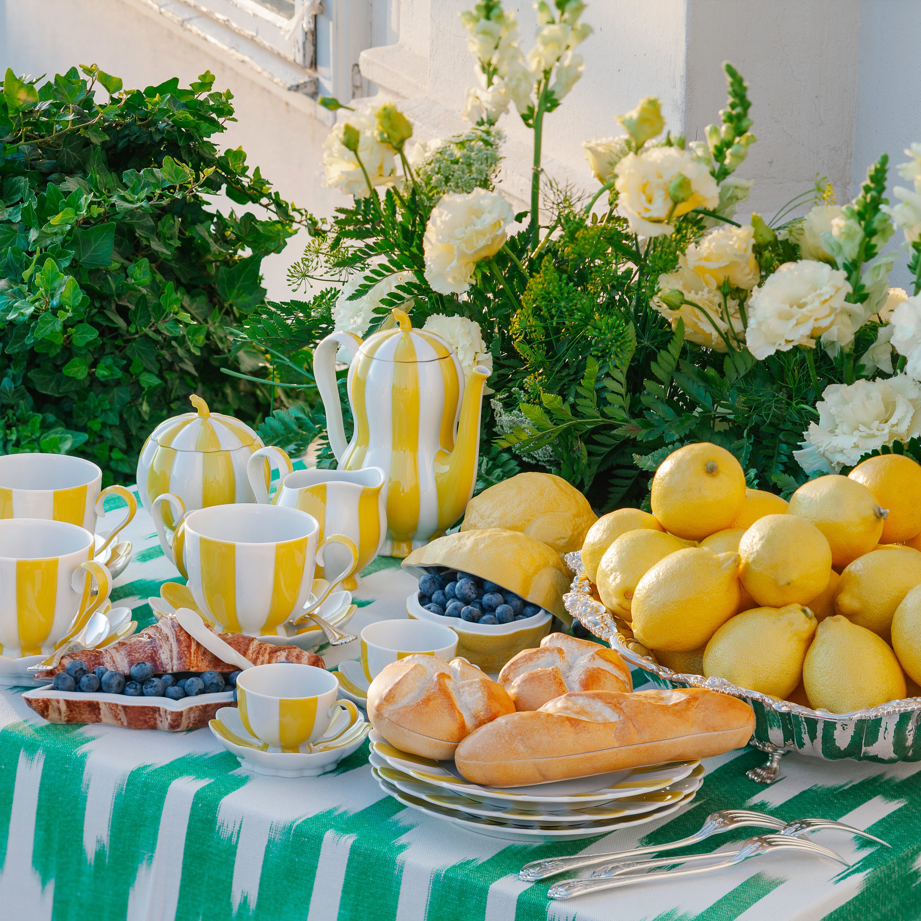 augarten-baguette-dose-naturalistisch-bemalte-porzellandose image 3